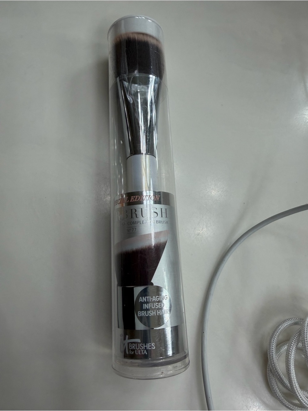 it cosmetics Complexion Brush - White & Silver Handle with Brown Bristles